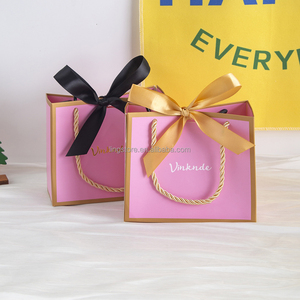 Bolsa de Papel Rosa Delicada de 14*6*12cm con Borde Dorado, Bolsas de Regalo para Joyería con Asa de Listón Dorado - Product Image 2