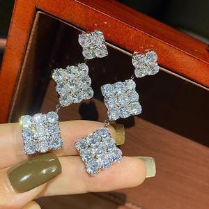 Boucles d'oreilles pendantes géométriques en or blanc, serties de cristaux et strass taille brillant rond, style classique pour femme, idéales pour les soirées - Product Image 3