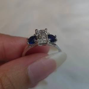 Bague de fiançailles pour femme en or 14 carats plaqué rhodium vintage avec diamant de laboratoire de 1,60 ct et saphir bleu, taille émeraude, 3 pierres - Product Image 3