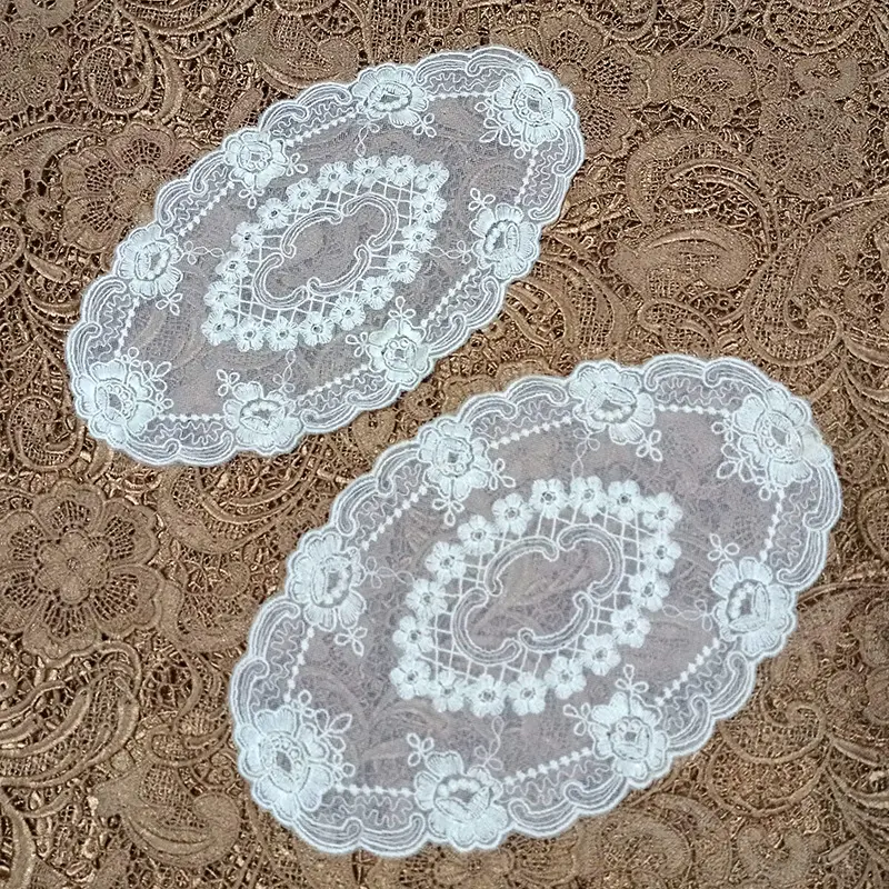 दौर फीता Placemats सफेद पॉलिएस्टर Organza पुष्पक कशीदाकारी Doilies फूलदान के लिए चटाई खाने की मेज