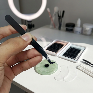 Pince à épiler courbée en acier inoxydable Mekta pour volume de cils, avec pointe lisse de précision pour extensions de maquillage - Outils de maquillage en marque blanche - Product Image 3