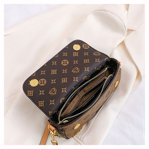 Sac à bandoulière de luxe en PU pour femme, de grandes marques, nouveau, imprimé et personnalisé, idéal pour les trajets quotidiens, avec chaînes de style sous le bras - Product Image 6