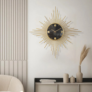 Vente en gros de grande horloge décorative murale en métal, créative, silencieuse, moderne, en forme de <span class=keywords><strong>soleil</strong></span>, aiguille abstraite la plus vendue pour la décoration du salon - Product Image 1