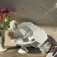 Set d'assiettes blanches en céramique design dentelle baroque européenne design floral rétro gaufré assiettes blanches assiettes de mariage