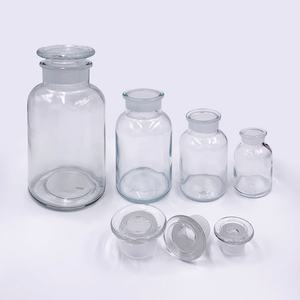 Flacon de laboratoire en verre ambré à col étroit avec bouchon en verre ou en plastique - Product Image 4