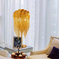 Lampe de table de style nordique en aluminium doré et argenté avec base en fer, pour salon, bureau, lampe de table moderne à pompons fantaisie pour intérieur