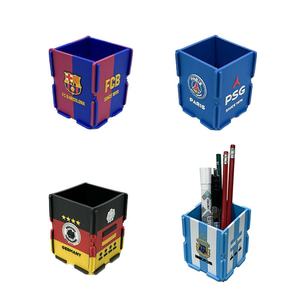 Barcelona para los fanáticos <span class=keywords><strong>de</strong></span> Argentina Souvenirs PVC Equipo <span class=keywords><strong>de</strong></span> fútbol Portalápices Caja <span class=keywords><strong>de</strong></span> almacenamiento <span class=keywords><strong>de</strong></span> barril <span class=keywords><strong>de</strong></span> plástico cuadrado para periférico - Product Image 1
