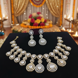 Ensemble collier et boucles d'oreilles en alliage ethnique plaqué or 2 tons pour femmes Bijoux de fête élégants pour mariage et occasions festives - Product Image 3