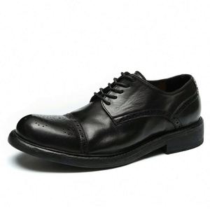 Chaussures en cuir formelles pour hommes à bout large, pour affaires et soirées, avec semelle Goodyear embossée faite à la main - Product Image 1