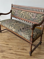 Amerikanischer Landhausstil Massivholz Geschnitztes Antikes Vintage Mid-Century Walnussfarbenes Sofa Fotostudio Fotografie Ferienhaus Doppelbett