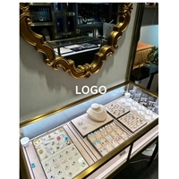 Boutique de bijoux de style industriel, aménagement complet sur mesure, îlot central, vitrine, armoires murales avec escalier en colimaçon