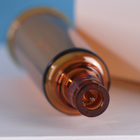Bouteille cosmétique ronde en plastique PP transparent brun, avec fonction de maintien au frais, sérigraphie et pulvérisateur à pompe, en stock