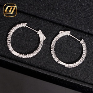 Boucles d'oreilles créoles classiques en moissanite plaquées or, taille brillant rond, sertissage en canal, luxe, pour femme, usage quotidien - Product Image 6
