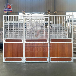 Idées pour un mini-écurie : mangeoire à foin pour chevaux et barres pour couvertures, portes coulissantes pour boxes à chevaux fournies - Product Image 1