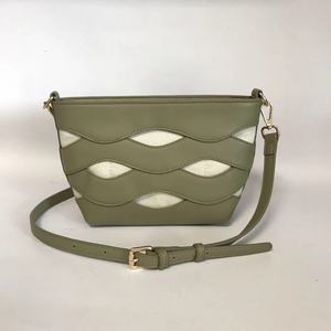Sacs à main tendance en cuir vegan pour femmes, sac seau noir grande capacité avec bandoulière réglable - Product Image 1