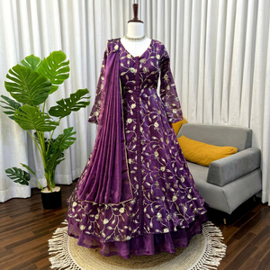Ensemble Lehenga en Soie Brodé Violet avec Dupatta, Motifs Floraux et Sequins, Tenue Ethnique pour Mariage et Fêtes pour Femmes - Product Image 1