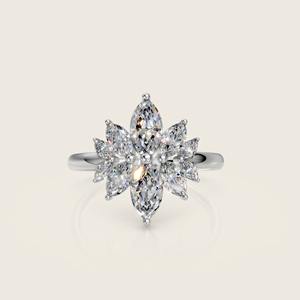 Bague de fiançailles et de déclaration de luxe pour femme, sertie d'un diamant en grappe de marquise étincelant, d'inspiration florale et radieuse - Product Image 1