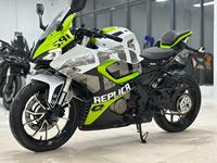 Motocicleta Deportiva QJMOTOR RC250 de 250cc, Bicilíndrica, Refrigerada por Agua, con Carenado Completo, para Adultos