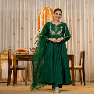 Costume Anarkali traditionnel pour femmes en coton vert avec broderie, coupe ample, longueur au sol, tenue de mariage, style Inde Pakistan - Product Image 1
