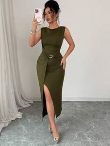 Abito <span class=keywords><strong>lungo</strong></span> da sera <span class=keywords><strong>verde</strong></span> oliva aderente senza maniche <span class=keywords><strong>con</strong></span> collo alto, vita arricciata e <span class=keywords><strong>spacco</strong></span> sulla coscia - Product Image 3