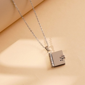 Collar con Colgante de Libro en Acero Inoxidable 316L Chapado en Oro de 18k, Hipoalergénico y Antideslustre, Moderno, para Hombres y Mujeres - Product Image 5