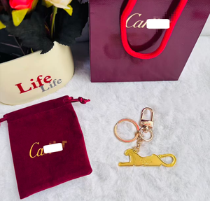 Élégant porte-clés en métal avec breloque panthère, boîte cadeau, sac en papier, ruban et certificat en option, avec diverses solutions de personnalisation - Product Image 6