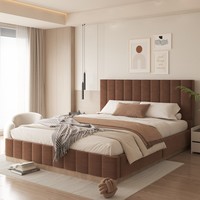 Maßgefertigtes Soft-Plattformbett mit Hohem Vertikalem Kopfteil und Segmentiertem Gepolstertem Fußteil für Moderne Apartment-Schlafzimmer