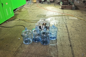 Machine de fabrication de bouteilles d'<span class=keywords><strong>eau</strong></span> <span class=keywords><strong>potable</strong></span> en polycarbonate de 3 gallons (20 L) et 5 gallons avec poignée, par extrusion-soufflage automatique - Product Image 6