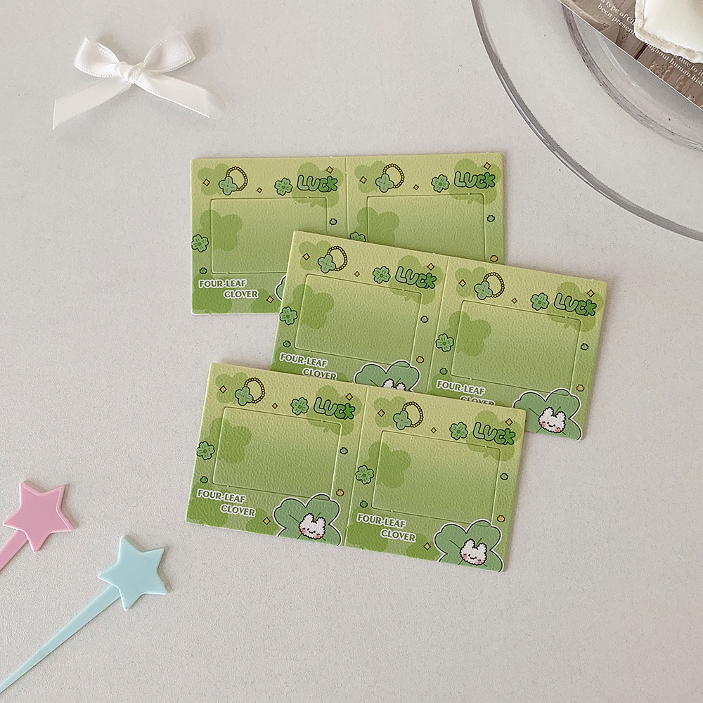 Un marco de fotos con un conejito y un trébol de cuatro hojas.