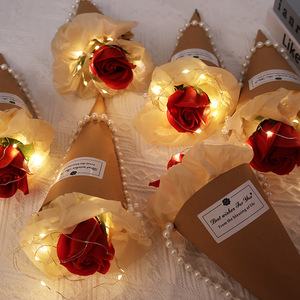 Ramo de Jabón en Forma de Cono de Helado con Perlas Románticas, Cono de Rosas Rojas, Regalo para el Día de San Valentín, Día de la Madre, Cumpleaños, Aniversario - Product Image 1