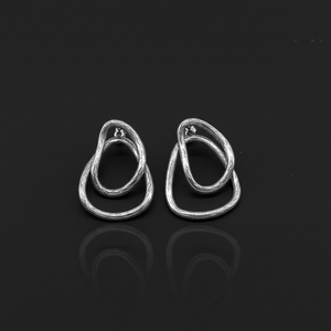 Boucles d'oreilles pour hommes et femmes en acier inoxydable 316, double boucle, géométriques irrégulières, texturées, minimalistes, modernes, bijoux gothiques - Product Image 1