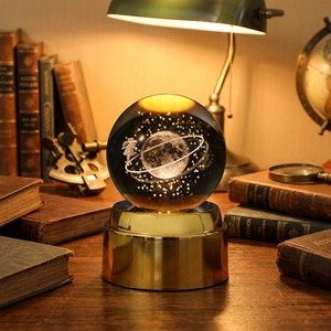 Lampada da Tavolo LED USB con Sfera di Cristallo Incisa in 3D, Base Rotante, Personalizzabile, Regalo Decorativo con Temi Saturno, Luna, Terra, Galassia - Product Image 3