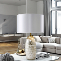 Lámpara de Mesa LED Decorativa Boho con Pantalla Cilíndrica de Tela, Base de Cristal, Portalámparas E27, Logotipo Personalizado, Venta al Por Mayor