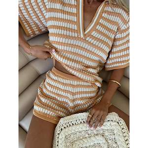 Ensemble deux pièces tricoté rayé personnalisé 2026 pour femme – Haut à manches courtes col en V et short respirant – Tenue de vacances - Product Image 3