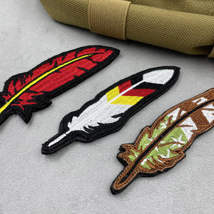 Patchs Cœur Brodés Plumes et Paillettes Thermocollants Écologiques en Toile Résine Marque Quniu pour Vêtements et Accessoires - Product Image 4