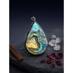 Pendentif goutte d'eau en labradorite sacrée fait main avec symbole Om et anneau en argent 925 - Harmonie spirituelle et connexion divine - UNIQUE - Product Image 3
