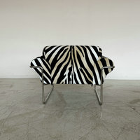 Fauteuil rembourré à rayures noires et blanches pour salon contemporain, appartement, parc extérieur, hôtel, avec pieds en bois, style zèbre et léopard