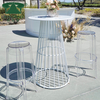 Tables et chaises hautes d'extérieur modernes en fer blanc avec plateau en MDF pour clubs, hôtels et appartements