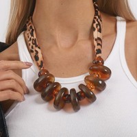 Collier en résine bohème pour femmes, imprimé léopard, écharpe en soie, collier réglable fait à la main, bijoux tendance pour les fêtes