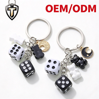 Vente en gros usine : Porte-clés ours dés mignon en résine, tendance, mini jouet anti-stress, pendentif de sac et anneau de clés pour décoration de sac à dos et cadeau