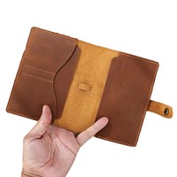Couverture de carnet de voyage vintage faite à la main en cuir Crazy Horse, format A6, rechargeable, avec emplacements pour cartes et boucle pour stylo