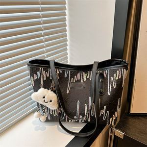 Sac de cadeaux ISapromo Sac à bandoulière et à aisselles pour femmes Sac fourre-tout rayé de grande capacité pour les trajets quotidiens et les loisirs - Product Image 2