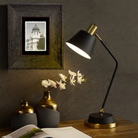 Lampe de table en métal design nordique moderne, luxueuse et créative, pour la protection des yeux, idéale pour les hôtels et les salons.