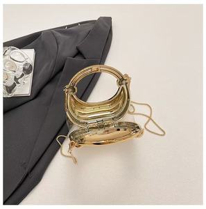 Mini <span class=keywords><strong>sac</strong></span> à bandoulière tendance <span class=keywords><strong>argent</strong></span>é et doré avec chaîne amovible pour femme, idéal pour cocktails, mariages et événements décontractés - Product Image 2