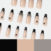 Uñas postizas estilo Chrome Hearts, negras, con base nude, adornos de cruz y tachuelas, forma ataúd larga, estilo atrevido
