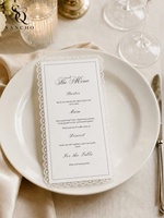 Invitations de mariage personnalisées inspirées du style vintage avec détails en dentelle faits à la main, en papier, avec impression offset, et cartes « Save the Date ».
