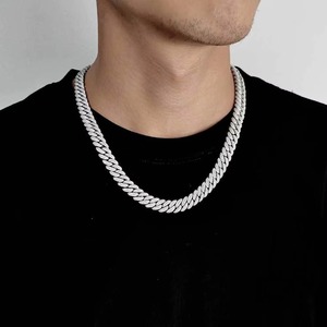 Collier Hip Hop Bling Exclusif Personnalisé en Argent Sterling 925 Plaqué Or 18K avec Chaîne Maille Cubaine Miami Sertie de Moissanite et Incrustation de Pierres - Product Image 2