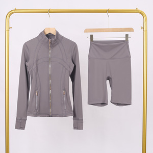 Completo Sportivo Donna FloralCharm con Giacca e Pantaloncini, Zip Dorata, Design Elasticizzato ad Asciugatura Rapida per Fitness e Yoga - Product Image 4