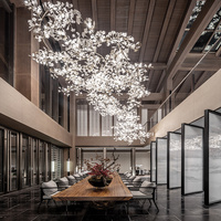 Lustre personnalisé pour la décoration du hall d'hôtel, lustre moderne en céramique long avec feuilles de ginkgo