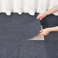 Dalles de moquette auto-adhésives en gros, tapis antidérapants à peler et coller pour salon et chambre à coucher